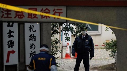 Un polic&iacute;a vigila junto a un cord&oacute;n policial en el templo de Tomioka Hachimangu