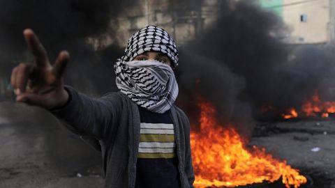 Palestinos protestan en contra de la decisi&oacute;n del presidente de EEUU, Donald Trump