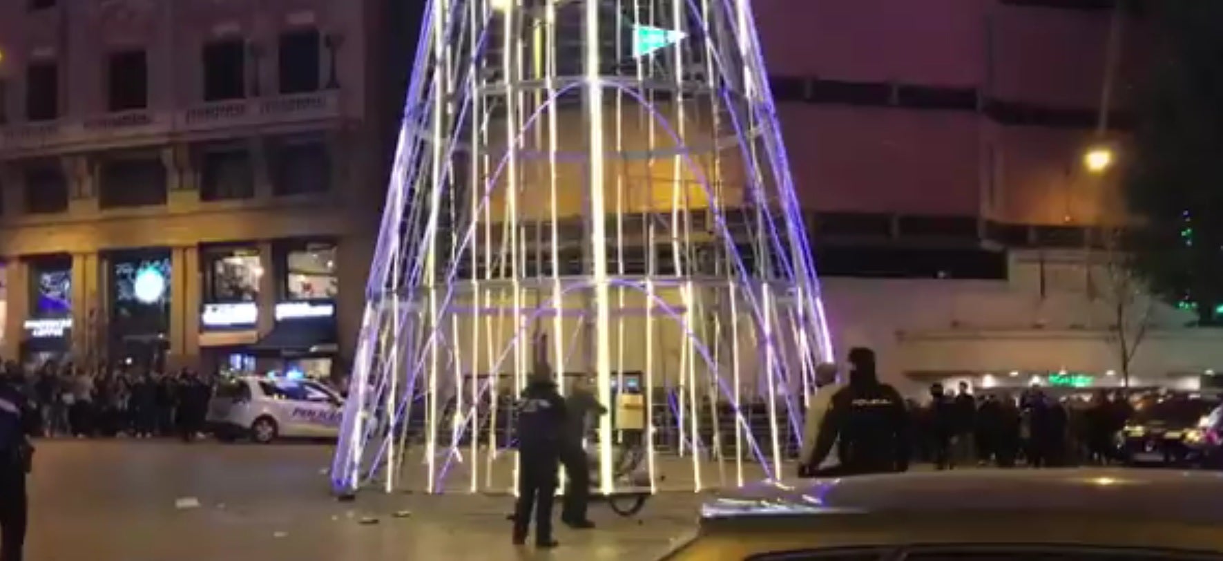Los bomberos rescatan a un hombre que escaló el árbol de Navidad luminoso en Callao Los bomberos rescatan a un hombre que escaló el árbol de Navidad luminoso en Callao