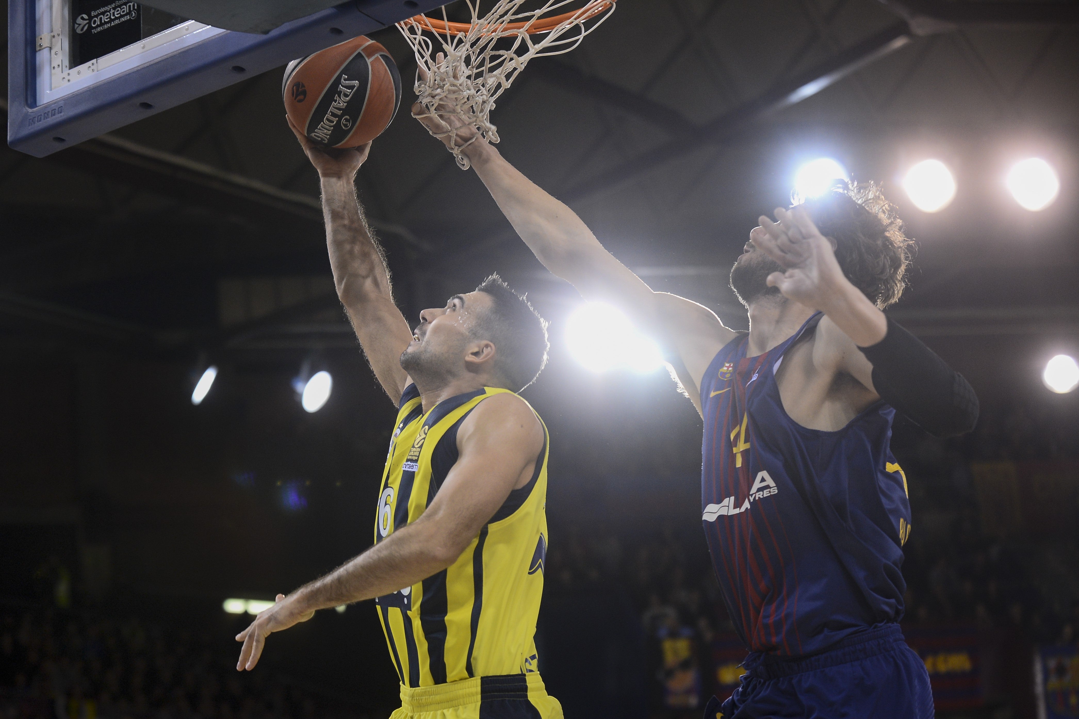 El Barcelona sucumbe ante el poder del campeón Fenerbahce El Barcelona sucumbe ante el poder del campeón Fenerbahce