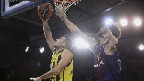 Sloukas entra a canasta ante la defensa de Tomic
