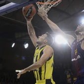 Sloukas entra a canasta ante la defensa de Tomic Sloukas entra a canasta ante la defensa de Tomic
