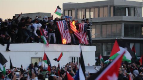 Una multitud protesta en Am&aacute;n, Jordania