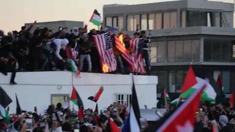 Una multitud protesta en Amán, Jordania Una multitud protesta en Amán, Jordania