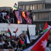 Una multitud protesta en Amán, Jordania