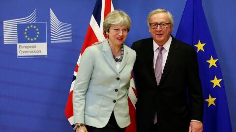 Theresa May y Jean-Claude Juncker, tras cerrar un acuerdo sobre las prioridades del 'brexit'