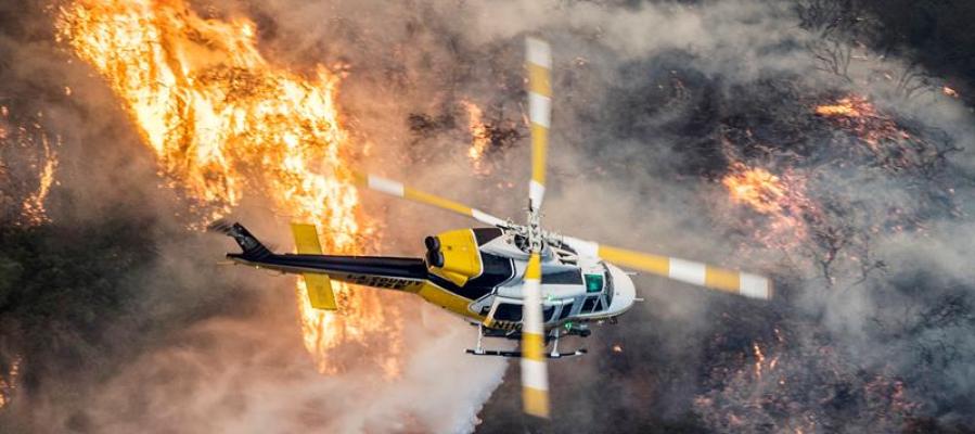 Un helicóptero de bomberos del Condado de Los Ángeles sobrevuela un gran incendio Un helicóptero de bomberos del Condado de Los Ángeles sobrevuela un gran incendio