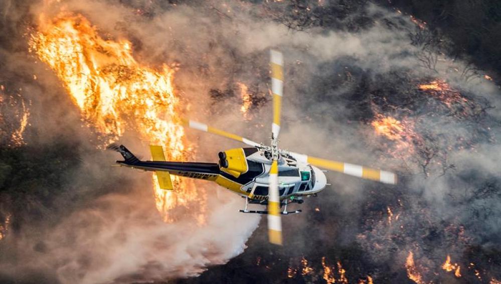 Un helicóptero de bomberos del Condado de Los Ángeles sobrevuela un gran incendio