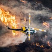 Un helicóptero de bomberos del Condado de Los Ángeles sobrevuela un gran incendio