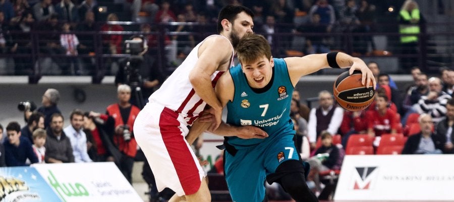 Doncic intenta avanzar ante la defensa de Papanikolau Doncic intenta avanzar ante la defensa de Papanikolau