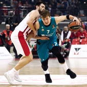 Doncic intenta avanzar ante la defensa de Papanikolau Doncic intenta avanzar ante la defensa de Papanikolau