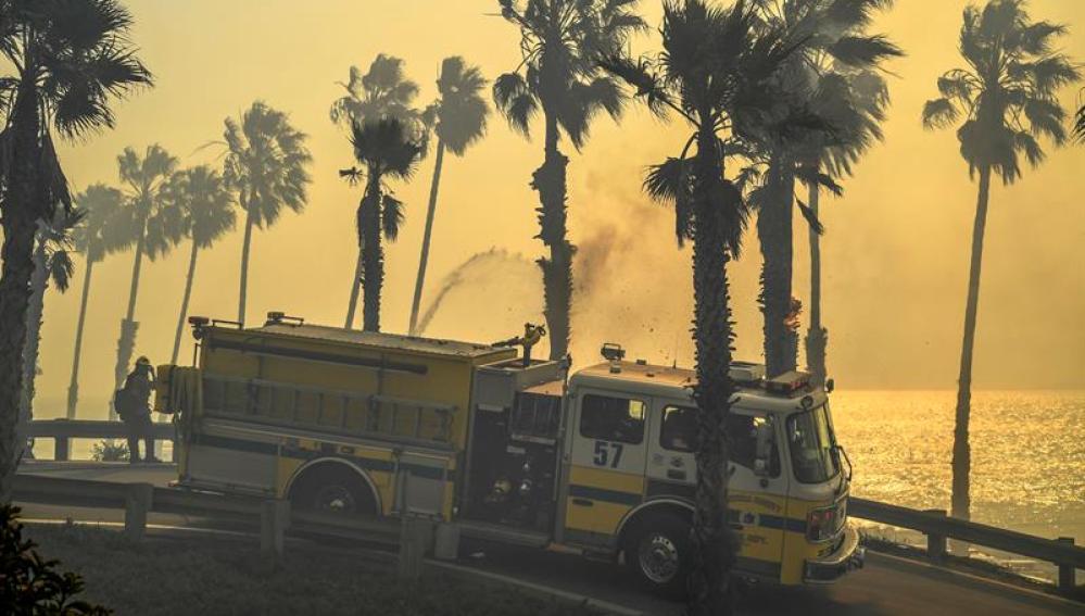 Un vehículo de bomberos del condado Ventura intenta apagar el un incendio Thomas cerca a Ventura, California 