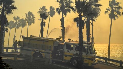 Un veh&iacute;culo de bomberos del condado Ventura intenta apagar el un incendio Thomas cerca a Ventura, California 