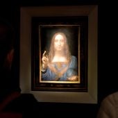 Varias personas observan la obra 'Salvator Mundi' del artista Leonardo da Vinci