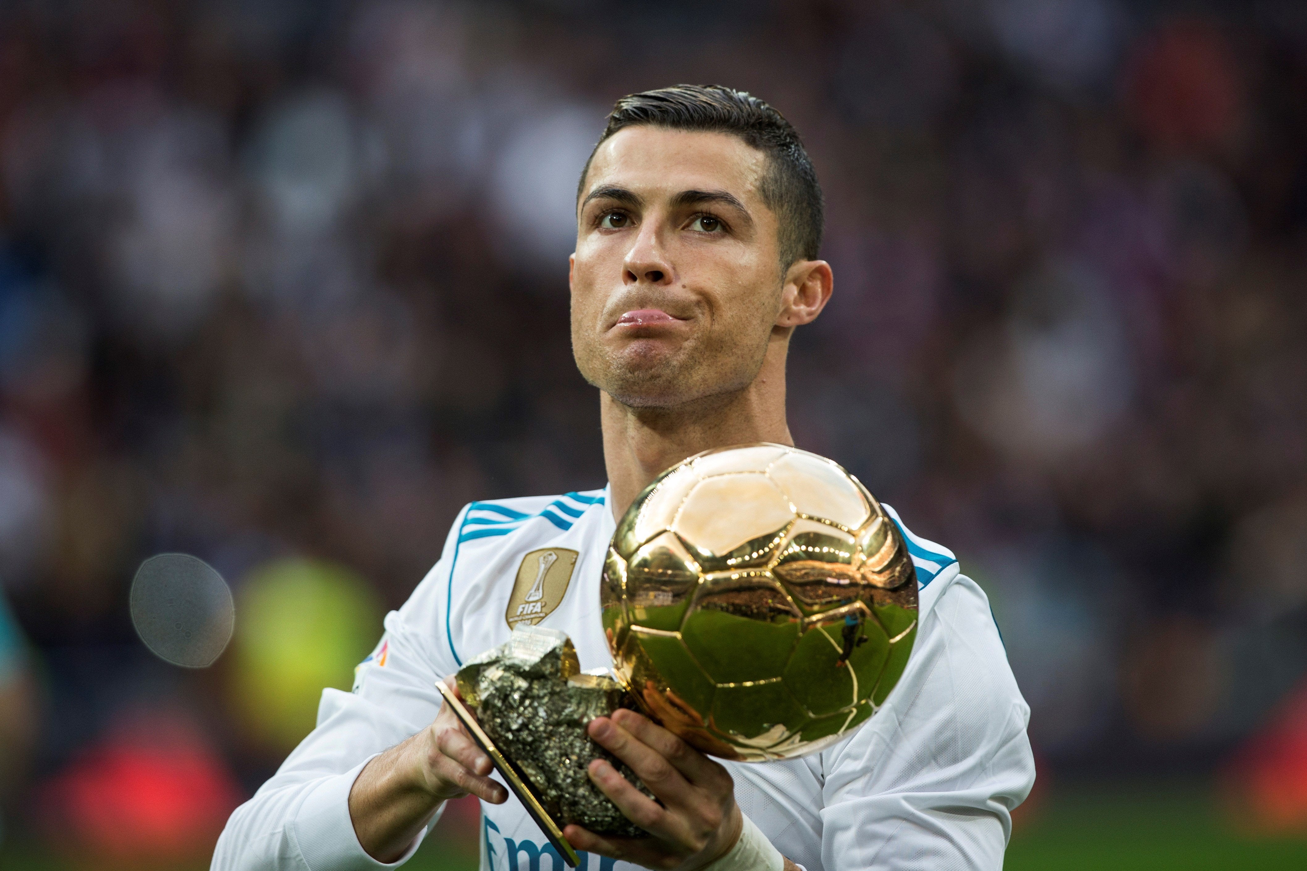 Cristiano Ronaldo exhibe sus cinco Balones de Oro en el Santiago Bernabéu Cristiano Ronaldo exhibe sus cinco Balones de Oro en el Santiago Bernabéu