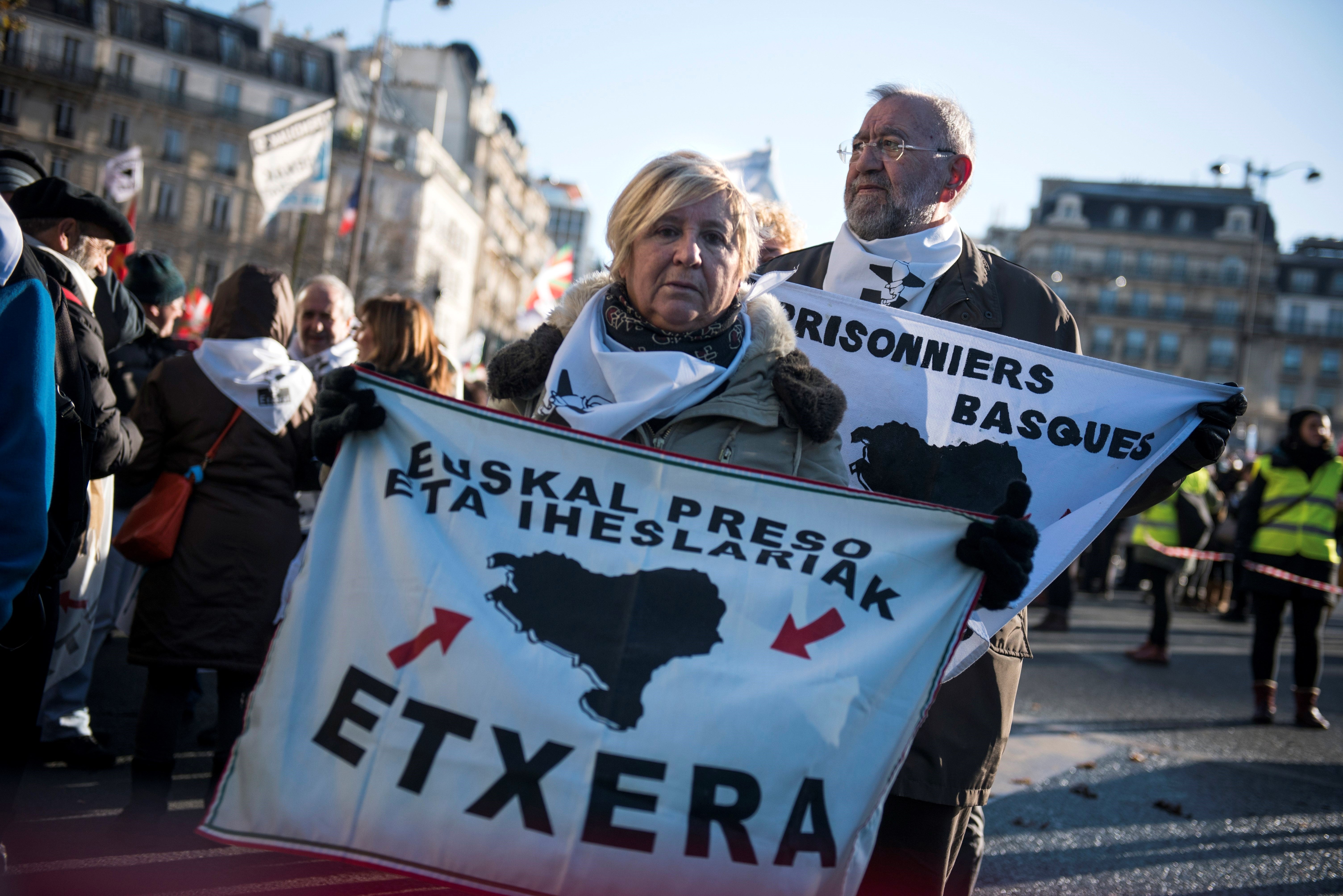Miles de vascos desfilan en París para pedir cambios para los presos de ETA Miles de vascos desfilan en París para pedir cambios para los presos de ETA