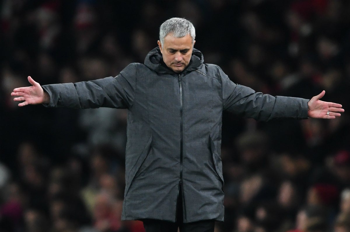 Jose Mourinho ya juega el derbi de Manchester: "Los del City se caen cuando sopla un poco de viento" Jose Mourinho ya juega el derbi de Manchester: "Los del City se caen cuando sopla un poco de viento"