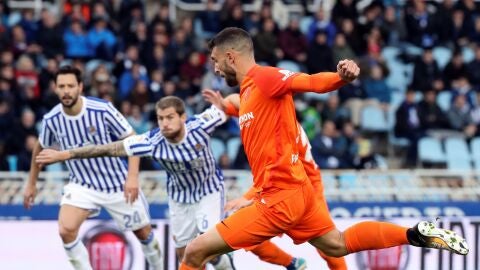 Borja Bast&oacute;n se prepara para lanzar un penalti ante la Real Sociedad