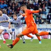 Borja Bastón se prepara para lanzar un penalti ante la Real Sociedad