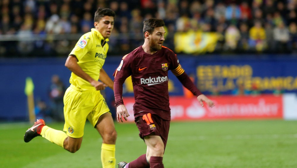 Messi conduce el balón en el partido ante el Villarreal