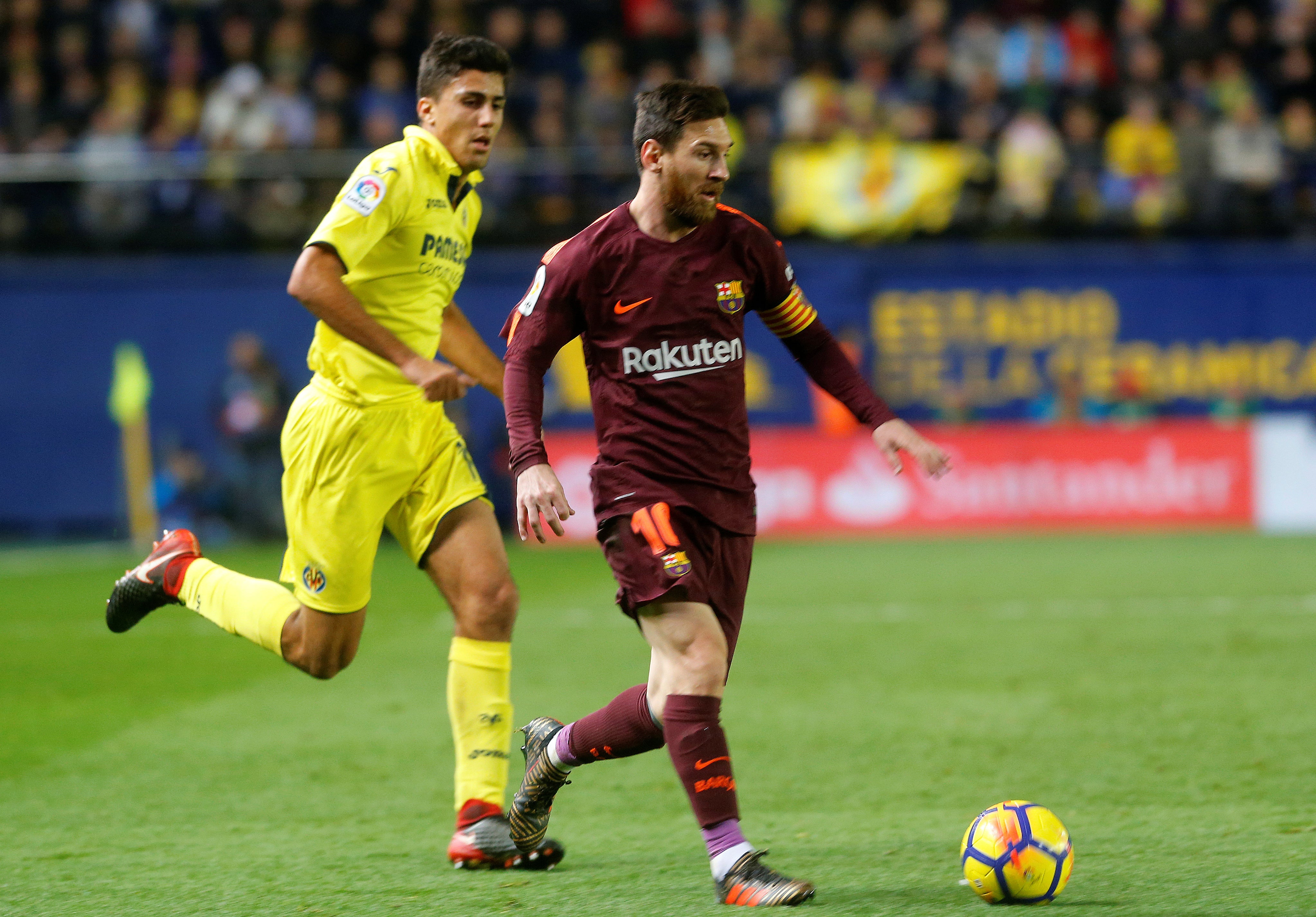 Villarreal 0-2 Barcelona | Un gol de Luis Suárez y otro de Messi permiten al Barça mantener su ventaja en el liderato Villarreal 0-2 Barcelona | Un gol de Luis Suárez y otro de Messi permiten al Barça mantener su ventaja en el liderato
