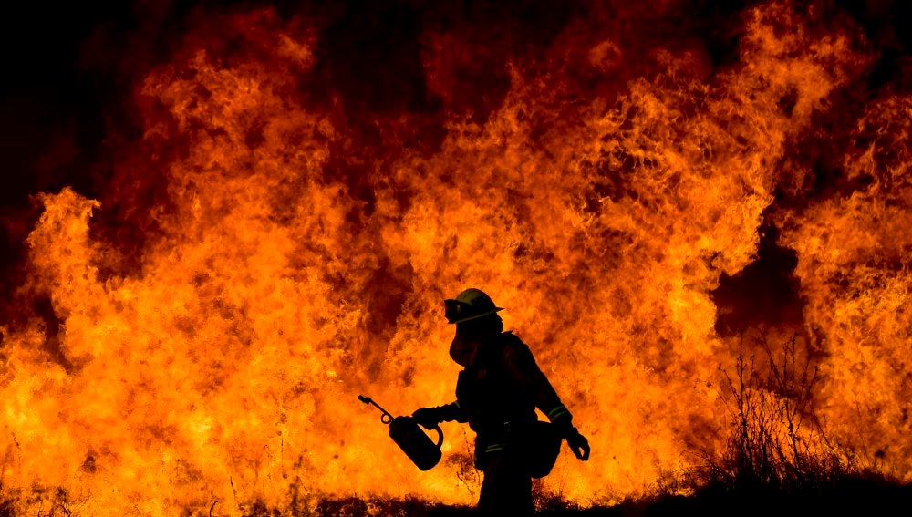 Un bombero lucha contra las llamas en California