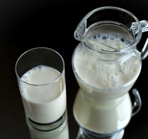 Un vaso y una jarra de leche Un vaso y una jarra de leche