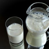 Un vaso y una jarra de leche