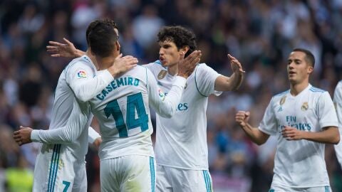 Vallejo celebra un gol con sus compa&ntilde;eros del Madrid