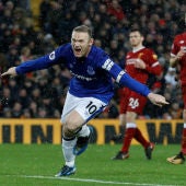 Rooney marca un gol ante el Liverpool