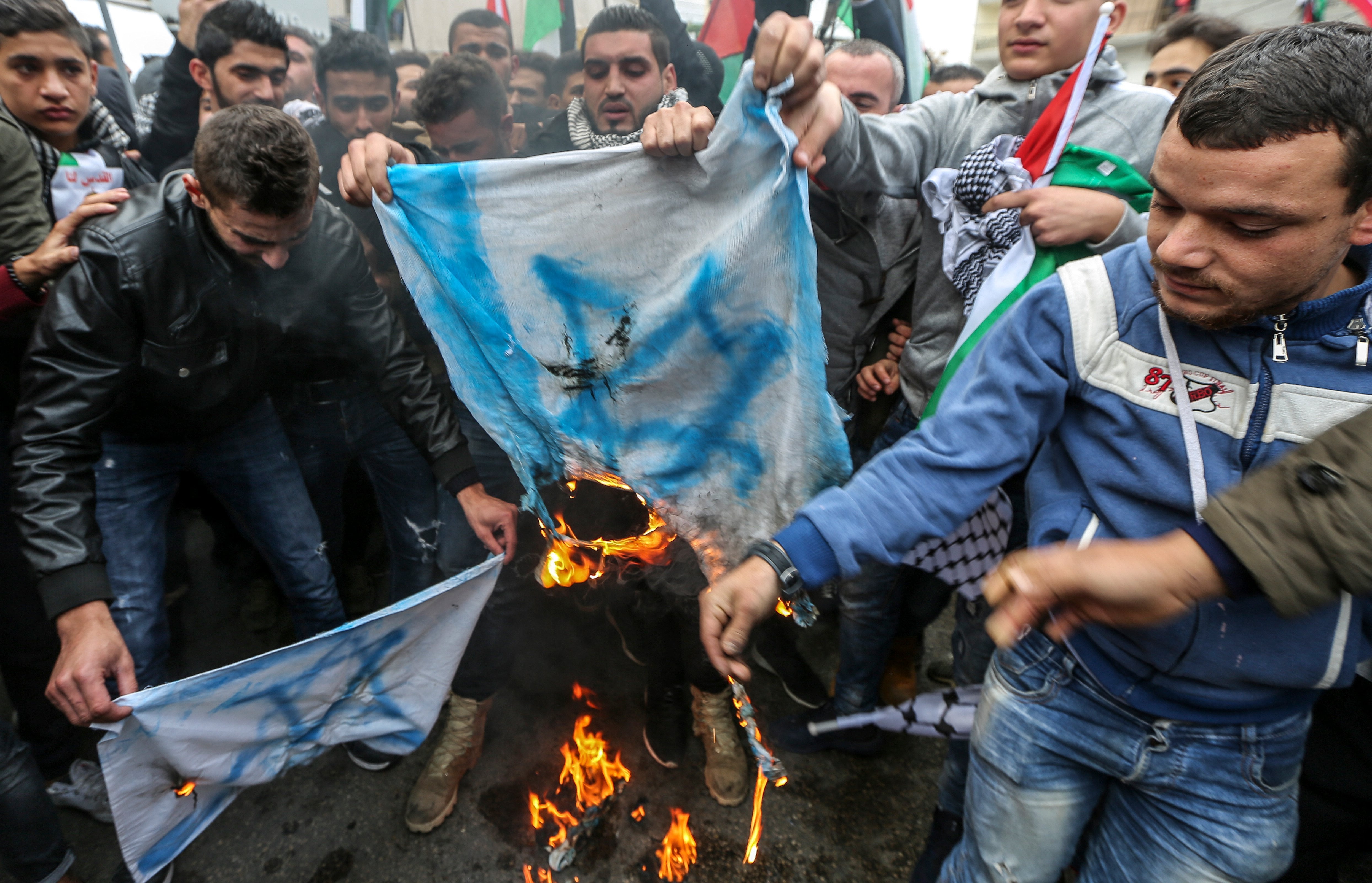 La Policía lanza gases contra manifestantes frente a embajada de EEUU en Beirut La Policía lanza gases contra manifestantes frente a embajada de EEUU en Beirut