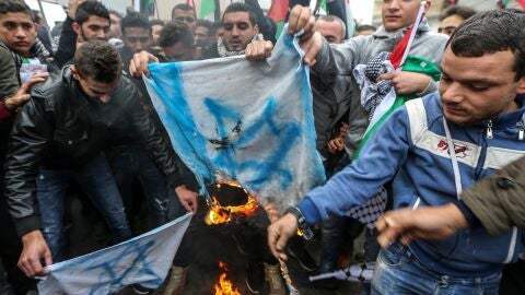 Manifestantes queman banderas de Israel frente a la embajada de EEUU en Beirut