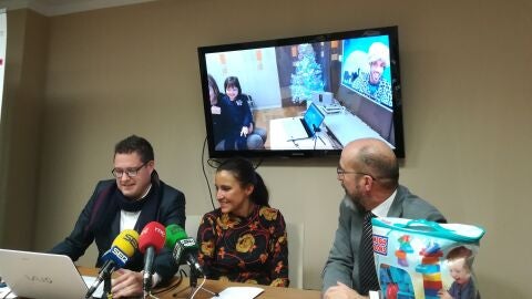 Javier Arranz, presidente de la Asociaci&oacute;n Cultutal LP, junto con Beatriz Serrano y Javier Oltra de Caja Rural