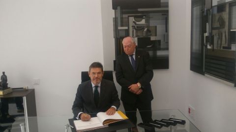 Rafael Catal&aacute; firm&oacute; el Libro de Honor del Colegio de Abogados de C.Real
