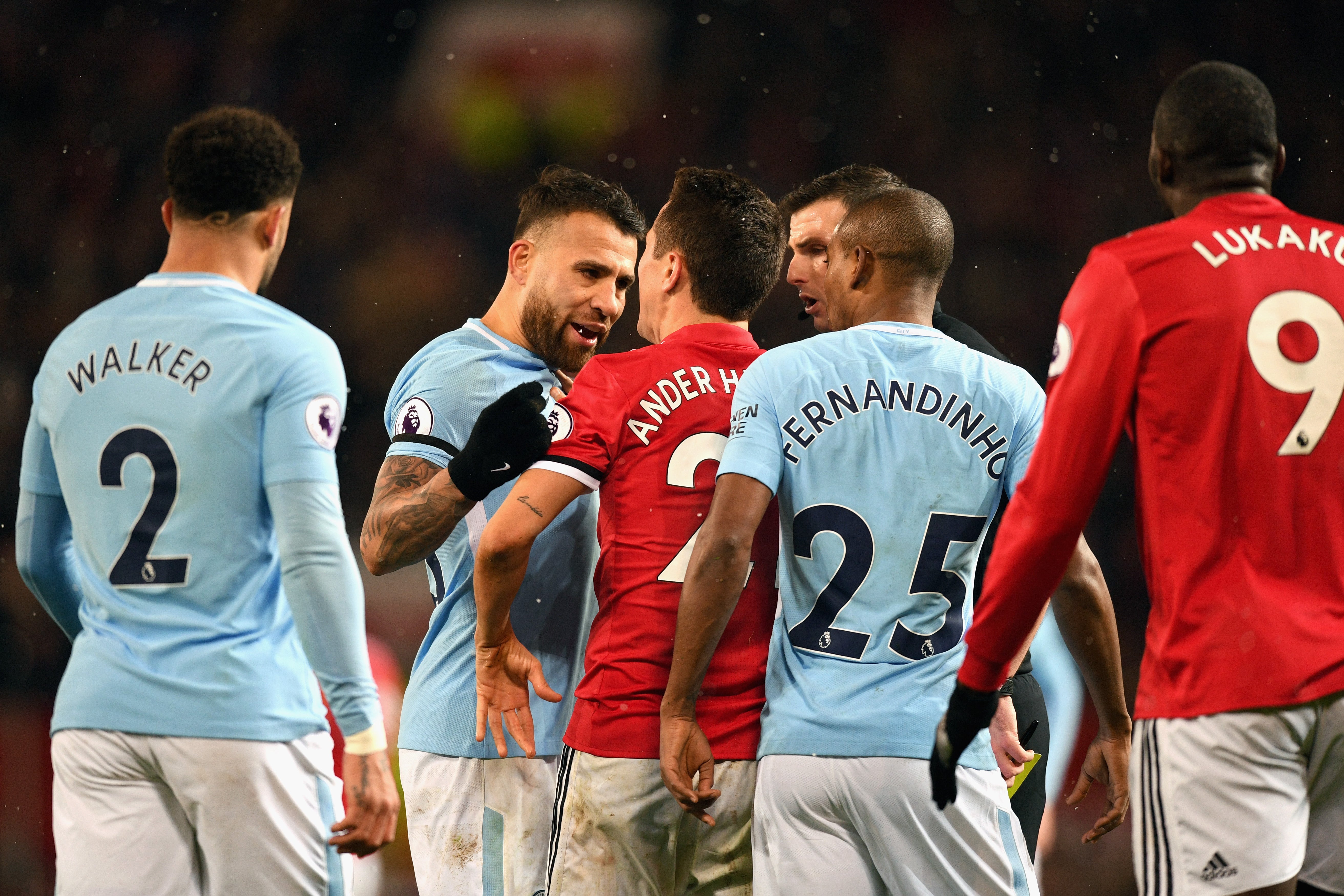 Pelea entre miembros de Manchester United y Manchester City tras el partido en Old Trafford Pelea entre miembros de Manchester United y Manchester City tras el partido en Old Trafford