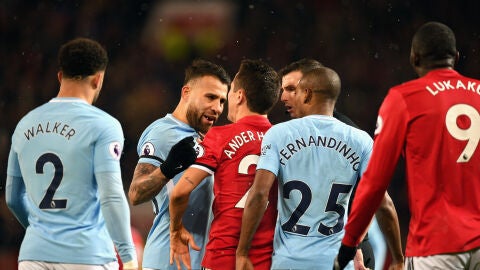 Otamendi y Ander Herrera se encaran durante el United - City