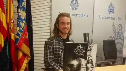 El autor del comic junto a un ejemplar del mismo en la Sala de Prensa del Ayuntamiento de Elche El autor del comic junto a un ejemplar del mismo en la Sala de Prensa del Ayuntamiento de Elche