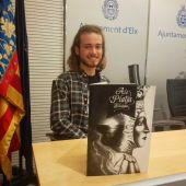 El autor del comic junto a un ejemplar del mismo en la Sala de Prensa del Ayuntamiento de Elche