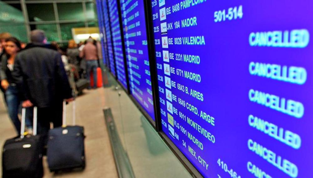 Panel de información de un aeropuerto con los vuelos cancelados