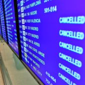 Panel de información de un aeropuerto con los vuelos cancelados