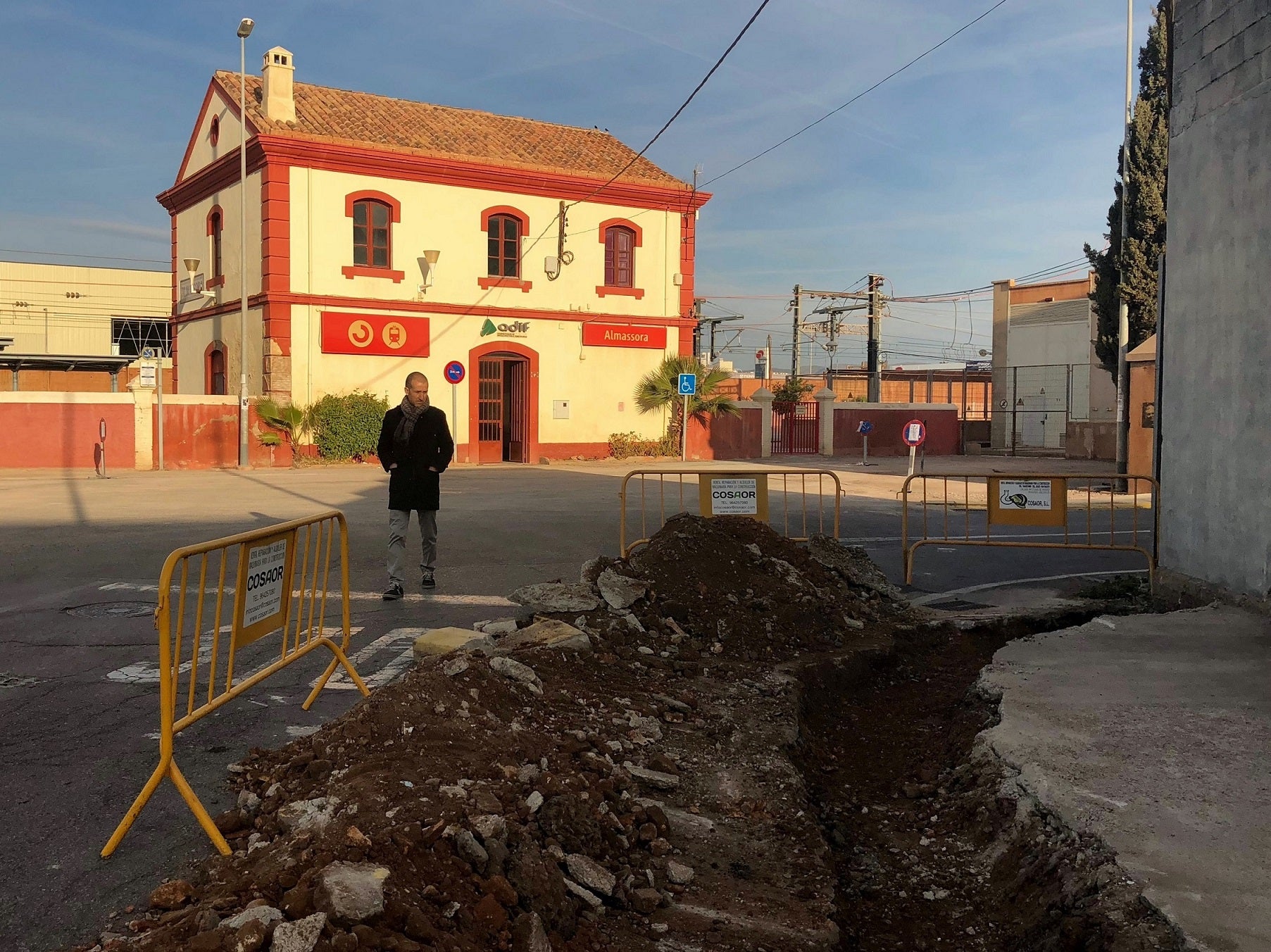 Almassora inicia las obras para habilitar parking y acera en la estación de tren Almassora inicia las obras para habilitar parking y acera en la estación de tren
