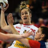 La española Nerea Pena Abaurrea disputa el balón con la noruega Stine Ruscetta Skogrand durante un partido del Campeonato Mundial de Balonmano Femenino disputado entre España y Noruega hoy, lunes 11 de diciembre de 2017, en Leipzig