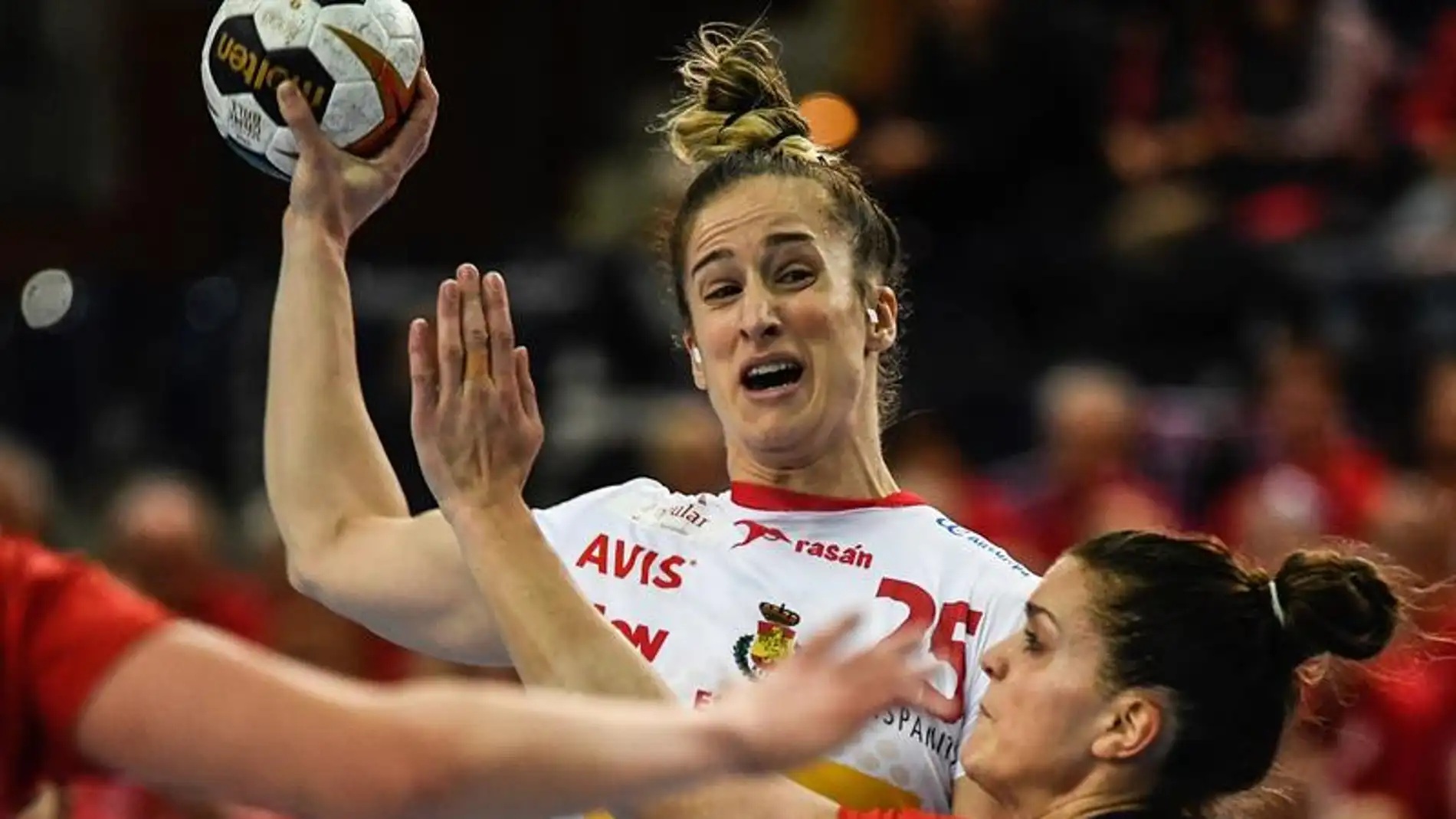 La española Nerea Pena Abaurrea disputa el balón con la noruega Stine Ruscetta Skogrand durante un partido del Campeonato Mundial de Balonmano Femenino disputado entre España y Noruega hoy, lunes 11 de diciembre de 2017, en Leipzig La española Nerea Pena Abaurrea disputa el balón con la noruega Stine Ruscetta Skogrand durante un partido del Campeonato Mundial de Balonmano Femenino disputado entre España y Noruega hoy, lunes 11 de diciembre de 2017, en Leipzig