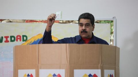 Nicol&aacute;s Maduro vota en las elecciones municipales