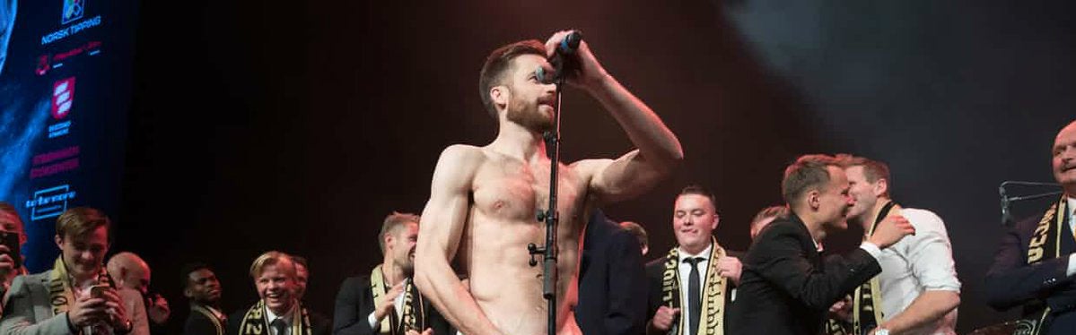 La 'genital' celebración de un jugador con el trofeo de la Copa noruega La 'genital' celebración de un jugador con el trofeo de la Copa noruega