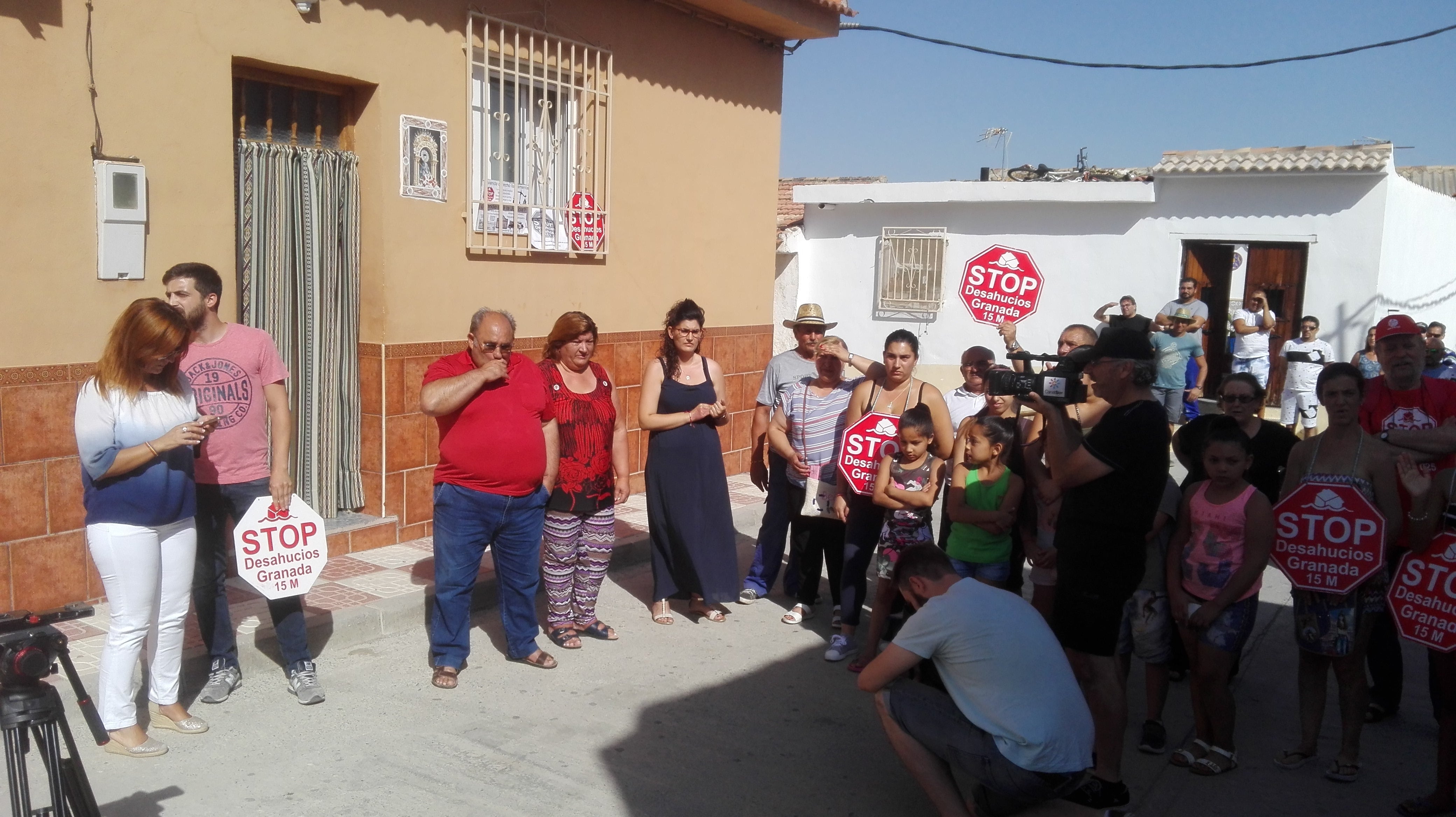 La familia de Deifontes se enfrenta desesperada al cuarto intento de desahucio de su casa La familia de Deifontes se enfrenta desesperada al cuarto intento de desahucio de su casa