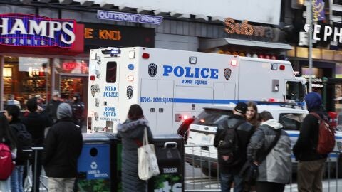 Veh&iacute;culos de la Polic&iacute;a a la entrada de la terminal de autobuses de la Autoridad del Puerto en Nueva York