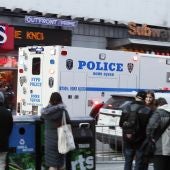 Vehículos de la Policía a la entrada de la terminal de autobuses de la Autoridad del Puerto en Nueva York