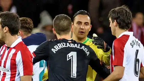 Keylor y Kepa se abrazan en San Mamés. Keylor y Kepa se abrazan en San Mamés.