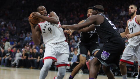 Ibaka intenta entrar a canasta ante la defensa de los Kings